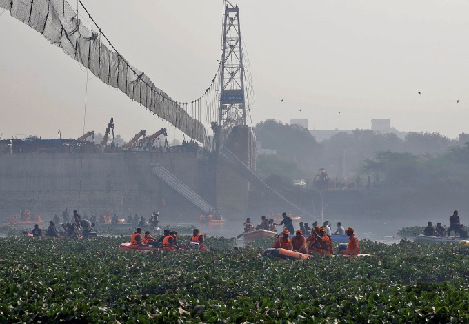 Nạn nhân sống sót kể lại khoảnh khắc kinh hoàng vụ sập cầu treo ở Ấn Độ